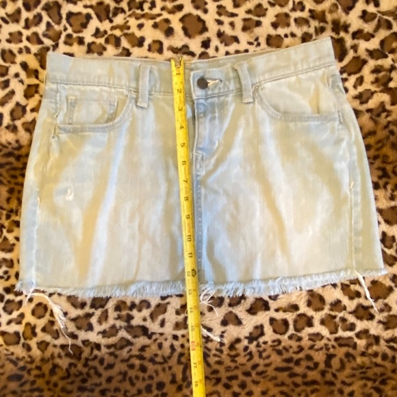 Old Navy denim women’s distressed cutoff miniskirt in pale fade wash. Size 8. - Picture 7 of 10